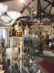 Vide magasin d'antiquites et brocante avant retraite.