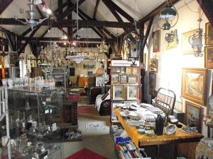Vide magasin d'antiquites et brocante avant retraite.
