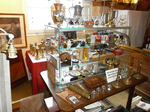 Vide magasin d'antiquites et brocante avant retraite.