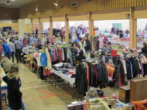 53 : Andouillé - Les Puces Andolléennes du comité de jumelage Andouillé-Farnsfield