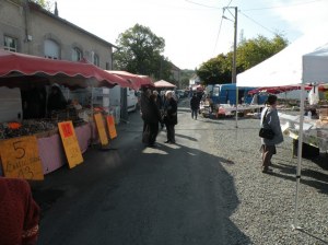 Foire à tout. Brocante et vide-greniers. Marché des saveurs d'automne.Artisanant. 12ème...